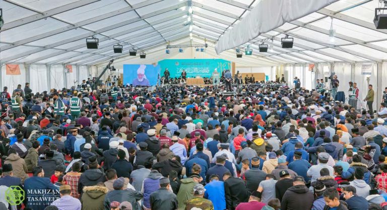 Read more about the article Khalifathul Masih addresses over 5,500 Muslim youths from across the UK.