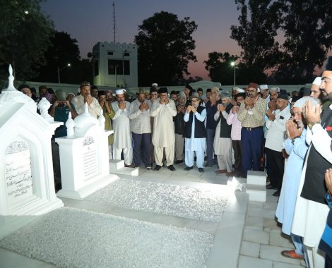 Ijtemaee Dua at Mazar-e-Mubarak Hazrat Maseeh-e-Maud (AS) lead by Nazir A'ala & Ameer Muqaami Qadian, on the right hand side Sadr Khuddamul Ahmadiyya Bharat